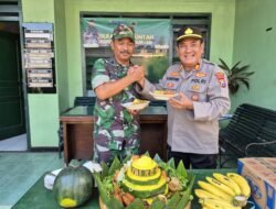 Wujudkan Solidaritas Polsek Prigen Sambangi Koramil dan Serahkan Tumpeng HUT TNI ke 80