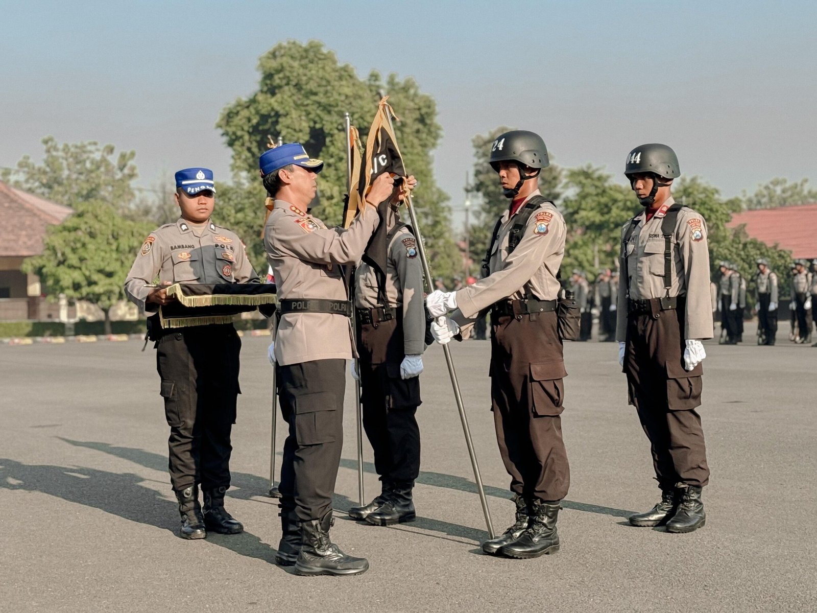 Patroli dilakukan secara gabungan oleh unsur Tiga Pilar bersama masyarakat.