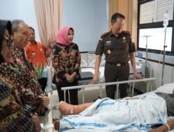 Wabup Sidoarjo dan Kajati Jatim Beri Dukungan Moril Korban Musibah Ponpes Al Khoziny di RSUD R.T. Notopuro