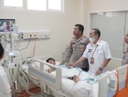 Kapolresta Sidoarjo Jenguk Santri yang Masih dalam Perawatan