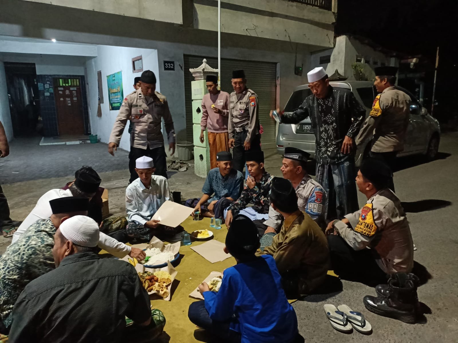 Kapolsek Buduran Kompol Subadri dan Kasi Humas Polresta Sidoarjo Iptu Tri Novi Handono, bersama anggota Polsek Buduran melakukam takziyah