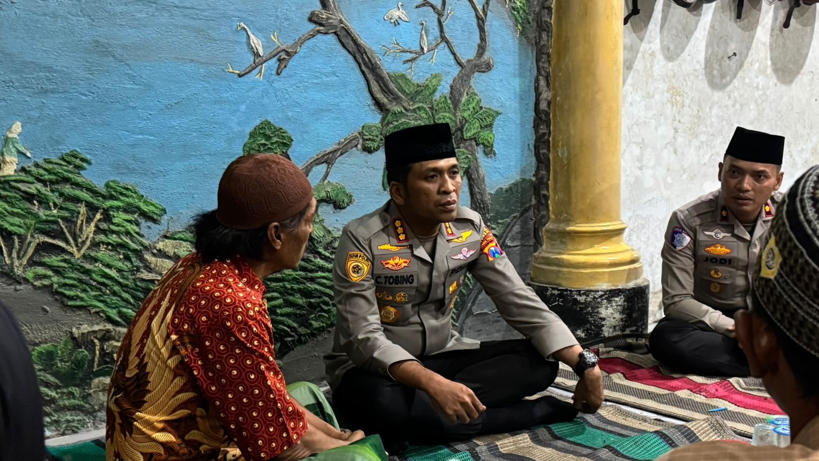 Kapolresta Sidoarjo Komisaris Besar Polisi Christian Tobing datang untuk takziyah dan berikan santunan ke pihak keluarga