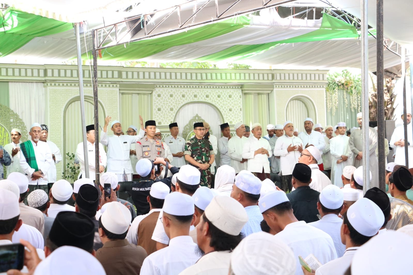 Dandim 0820/Probolinggo Letkol Arh Iwan Hermaya menghadiri kegiatan pengajian akbar memperingati Maulid Nabi Muhammad SAW