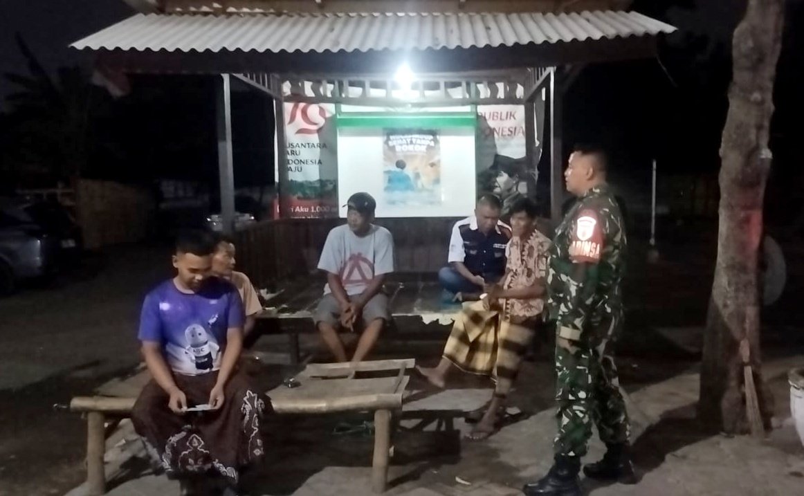 Koramil 0819/25 Gasingrejo melaksanakan patroli malam ke Pos Keamanan Lingkungan (Poskamling) yang berada di wilayah RT 02 RW 05, Kecamatan Panggungrejo,