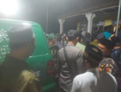Jenazah Korban Robohnya Bangunan Ponpes Al Khozini Tiba di Wonorejo, Polisi dan Warga Gelar Takziah