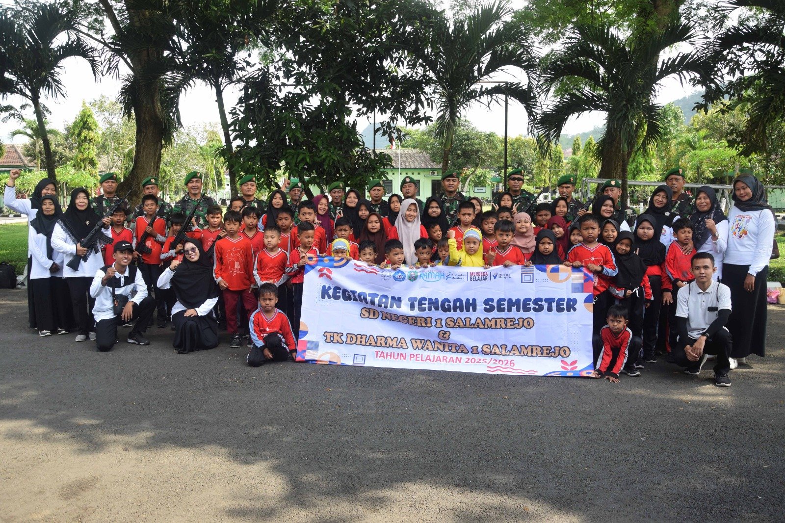 kegiatan outing class yang digelar Kodim 0806/Trenggalek, puluhan siswa SDN 1 Salamrejo dan TK Dharma Wanita 1 Salamrejo, Kecamatan Karangan