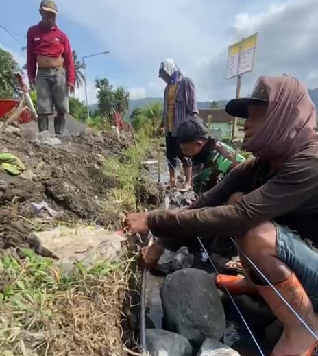 Kodim 0818/Malang-Batu kembali melanjutkan kegiatan fisik berupa pembuatan drainase di Dusun Krajan 1A, Desa Lebakharjo