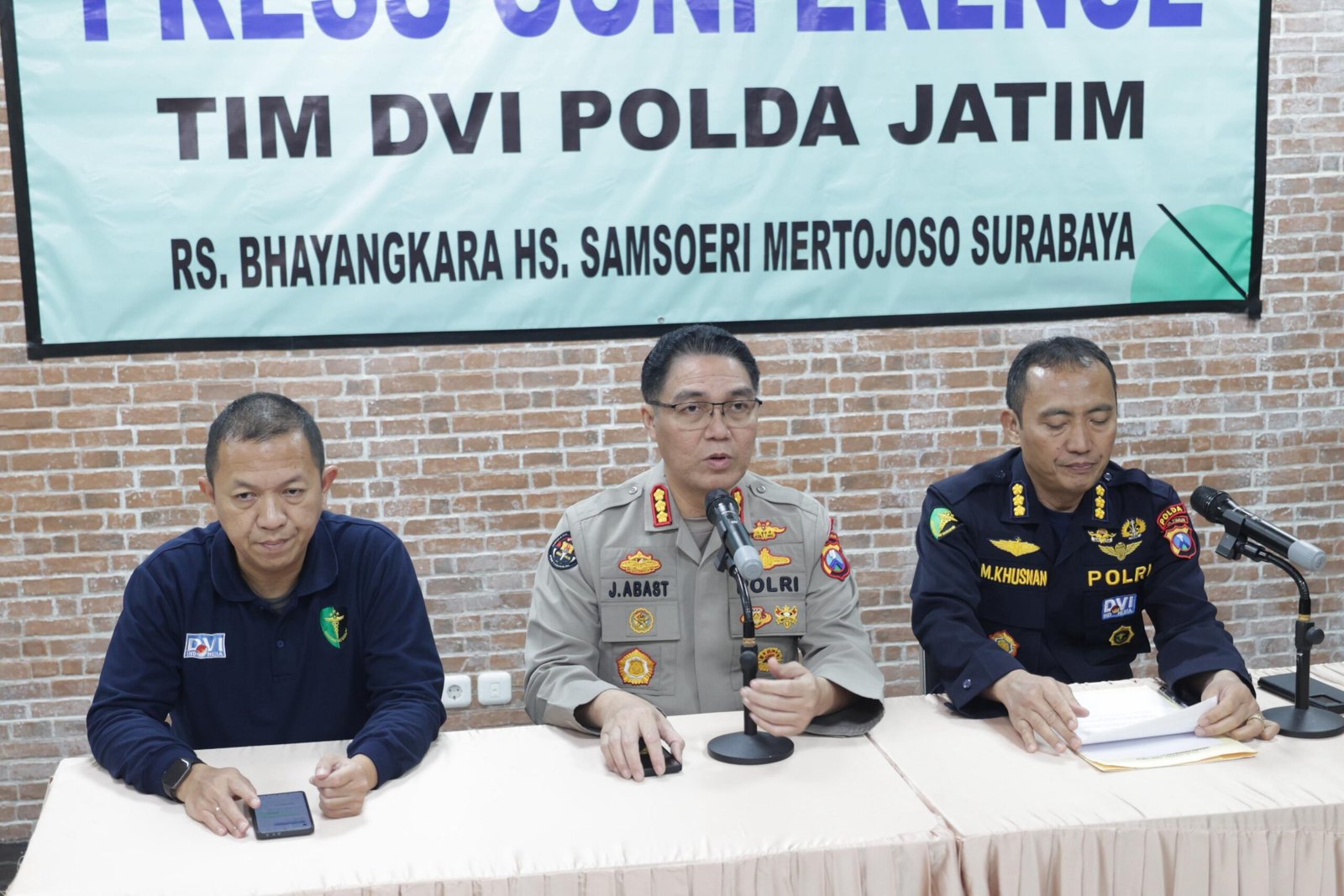 Kabid Humas Polda Jatim, Kombes Pol Jules Abraham Abast saat konferensi Pers di Posko DVI RS Bhayangkara Surabaya