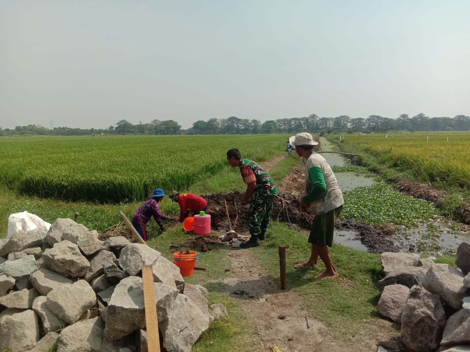 Babinsa Desa Tambakan Koramil 0819/10 Bangil, bersama warga masyarakat melaksanakan kegiatan pembangunan saluran irigasi di wilayah Desa Tambakan