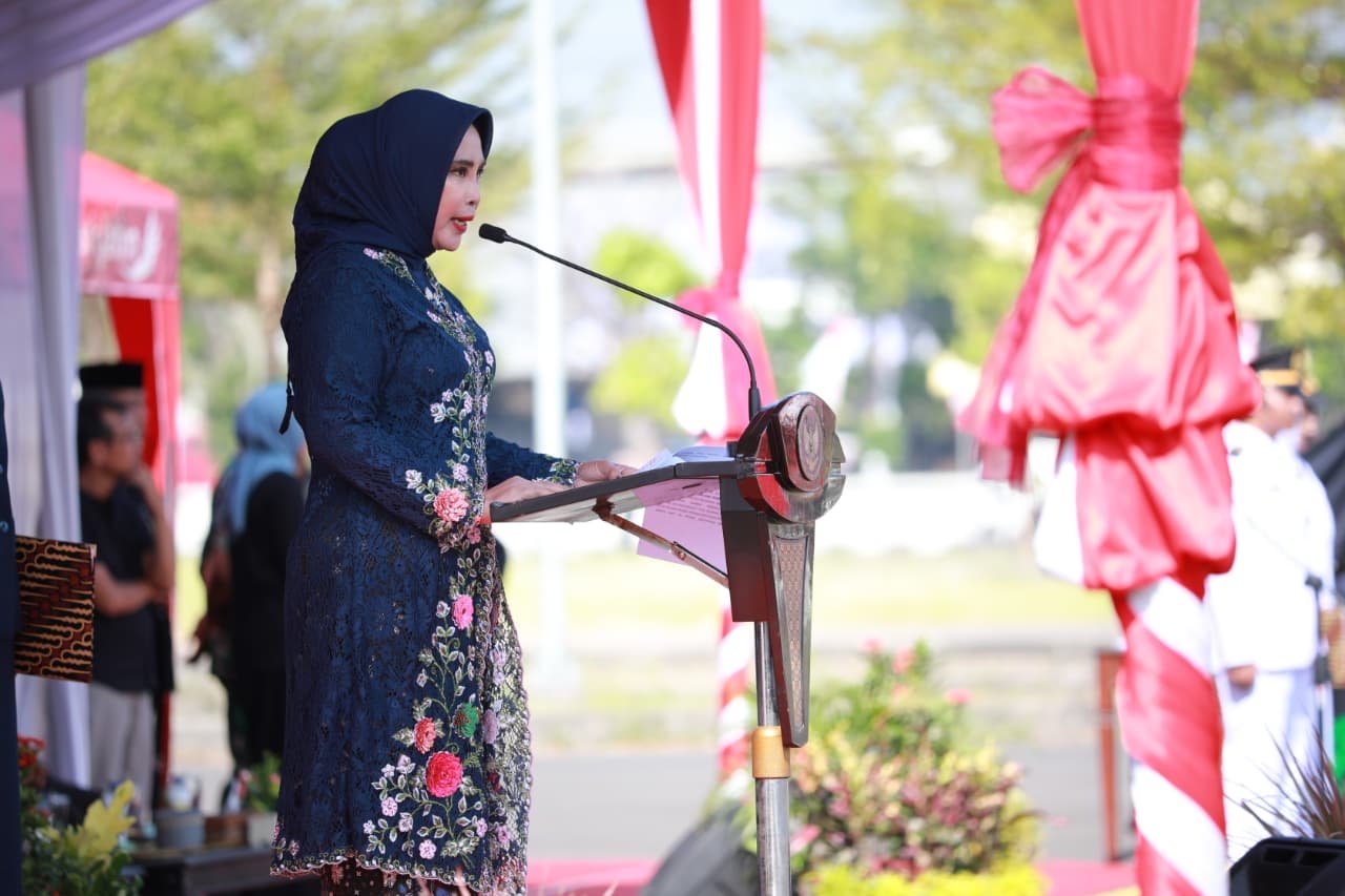 Wakil Bupati Sidoarjo, Mimik Idayana, selaku inspektur upacara peringatan Hari Jadi ke-80 Provinsi Jawa Timur