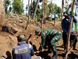 Babinsa Koramil 0820-10/Kuripan Jalin Silaturahmi Lewat Kerja Bakti Pelebaran Jalan Desa Resongo