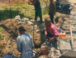 Babinsa Koramil Beji, Bantu Warga Perbaiki Plengsengan