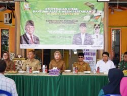 Tingkatkan Efisiensi Pertanian, Wabup Mimik Idayana Serahkan Bantuan Combine Harvester di Sukodono