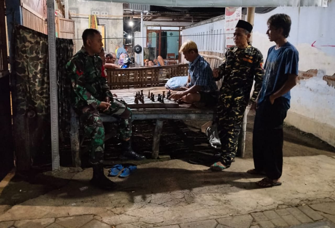 kegiatan patroli Siskamling di Dusun Brandong RT 01 RW 02, Desa Sumberdawesari, Kecamatan Grati,