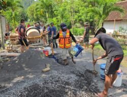 Kemanunggalan TNI dan Rakyat Terlihat dalam Pengecoran Drainase TMMD di Desa Lebakharjo
