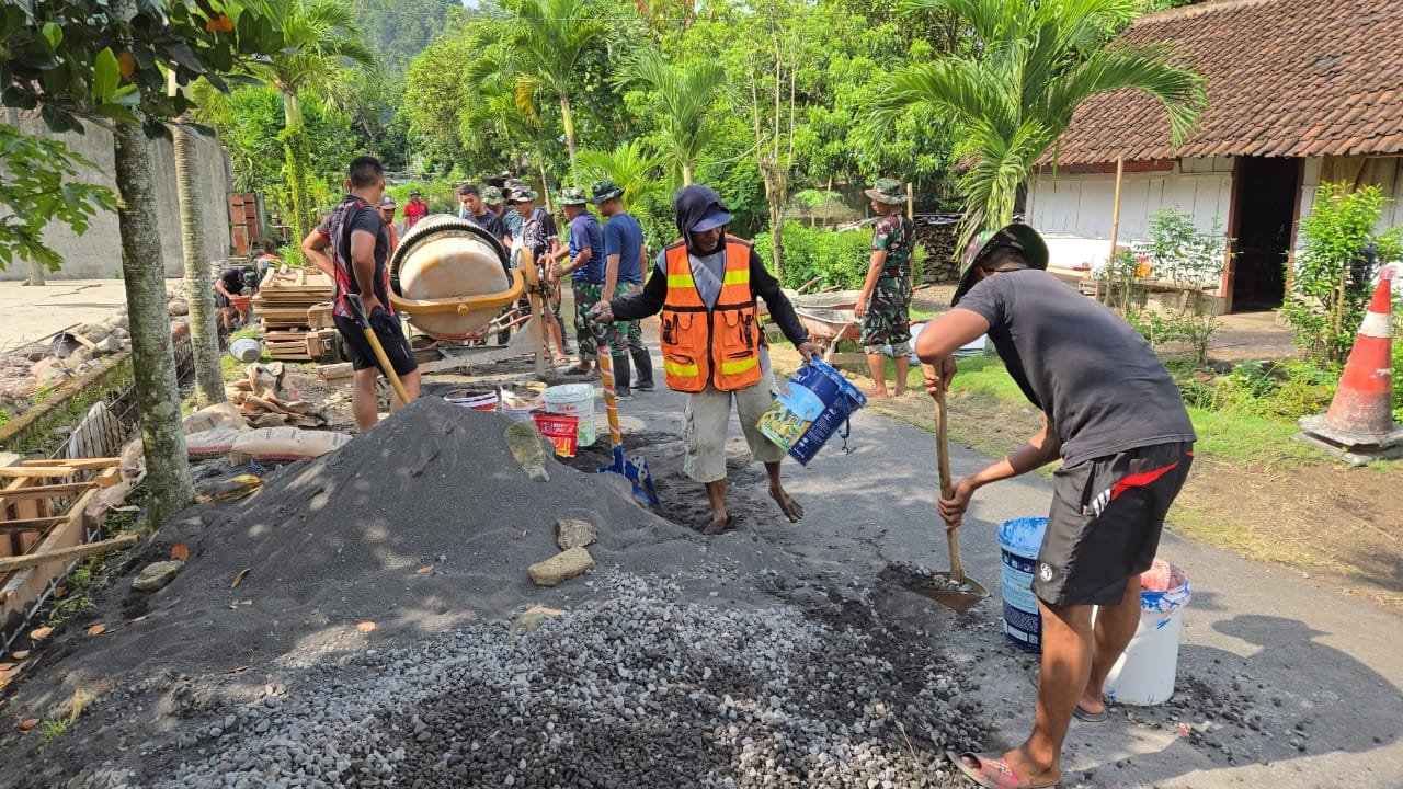 Yon Armed 1 Kostrad bersama masyarakat Desa Lebakharjo kembali melaksanakan kegiatan fisik berupa pengecoran drainase di Dusun Krajan 1B, Desa Lebakharjo