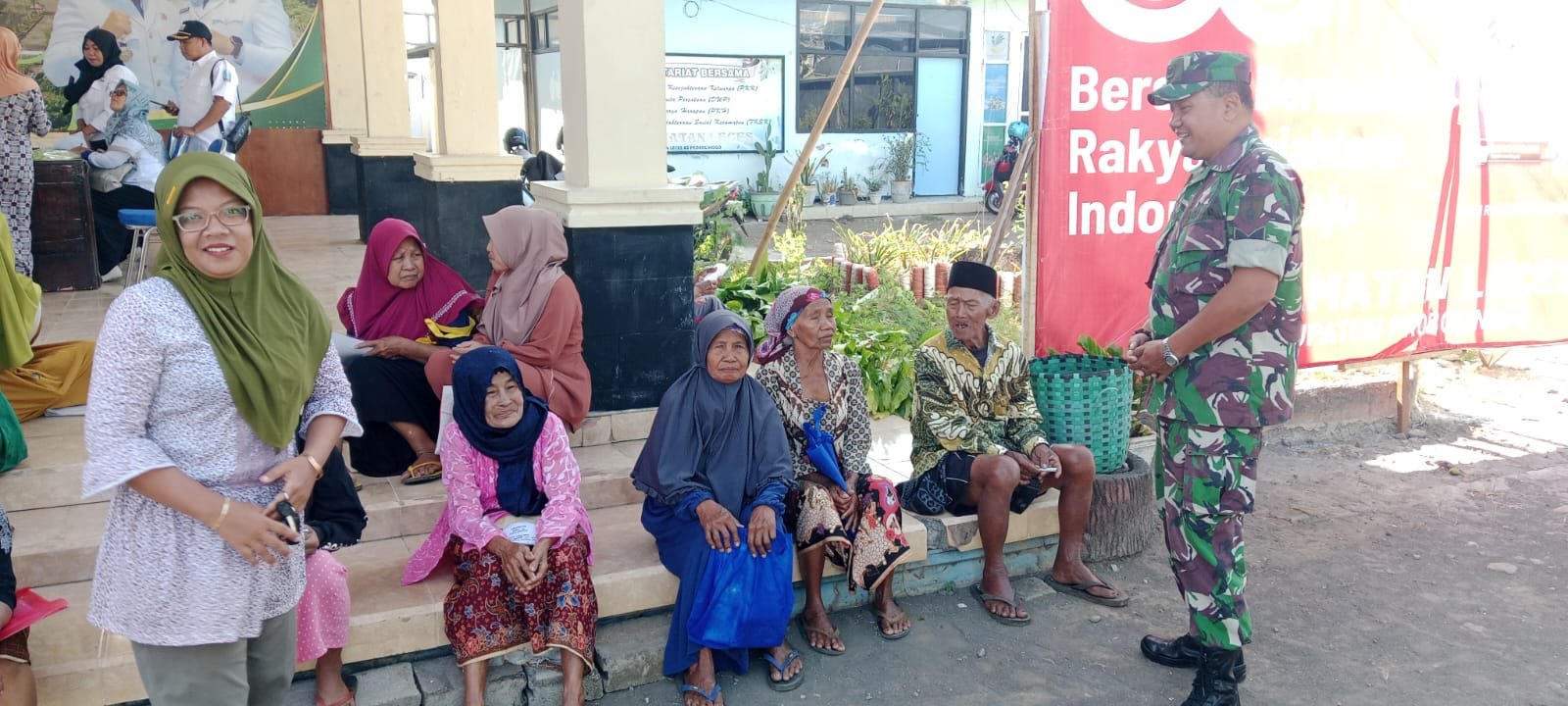 kegiatan komunikasi sosial (komsos) dan pendampingan pembagian Program Keluarga Harapan (PKH) bagi warga lanjut usia (Lansia) yang digelar di Pendopo Kecamatan Leces