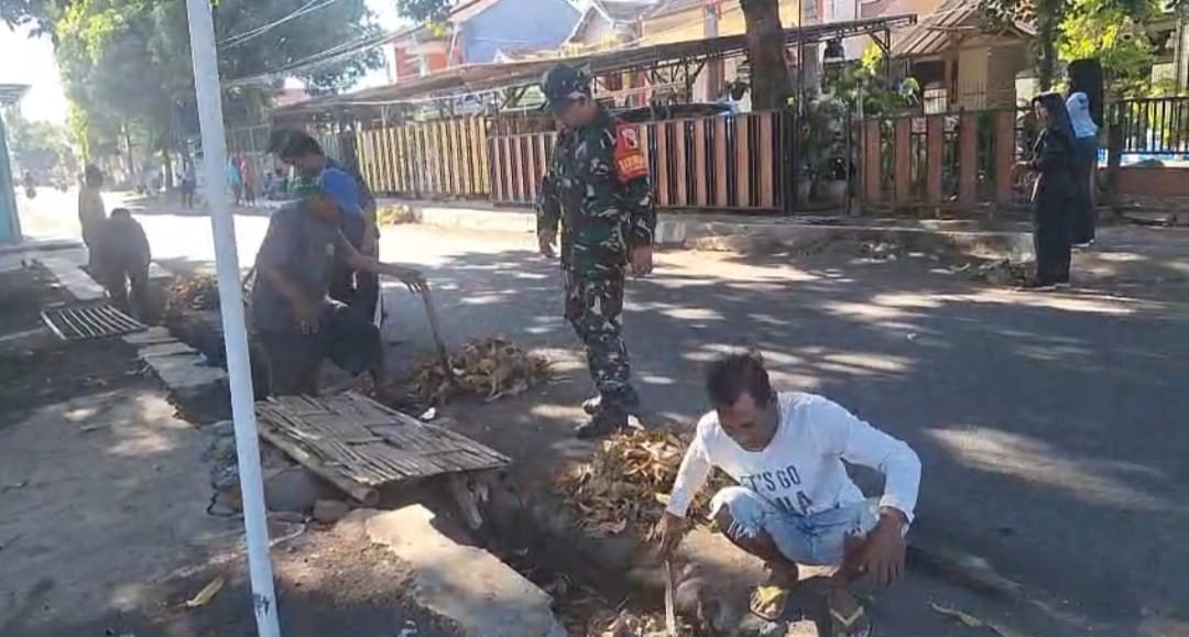 kegiatan kerja bakti bersama yang dikemas dalam gerakan program "Gotku Resik".
