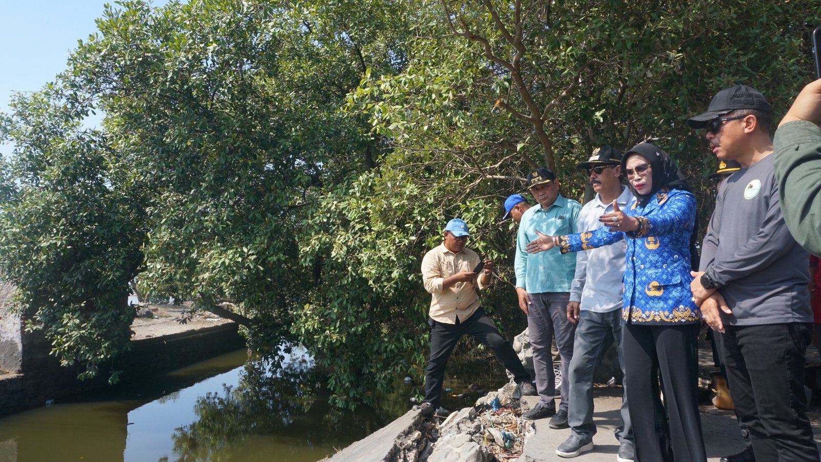 Wakil Bupati Sidoarjo, Hj. Mimik Idayana melakukan sidak ke lokasi jembatan yang putus di Desa Tambak Cemandi, Kecamatan Sedati