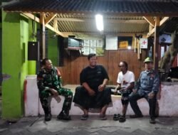 Turun ke Lapangan Saat Malam, Babinsa Rembang Tanamkan Pentingnya Siskamling