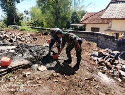 Kopka Sainal Babinsa Kuripan Pererat Silaturahmi Lewat Kegiatan Renovasi Rumah Warga