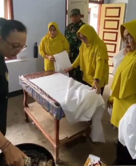 Disperindag) melaksanakan kegiatan koordinasi, sinkronisasi, dan pelaksanaan pembudayaan industri serta peran serta masyarakat dalam pelatihan batik cap di Desa Lebakharjo