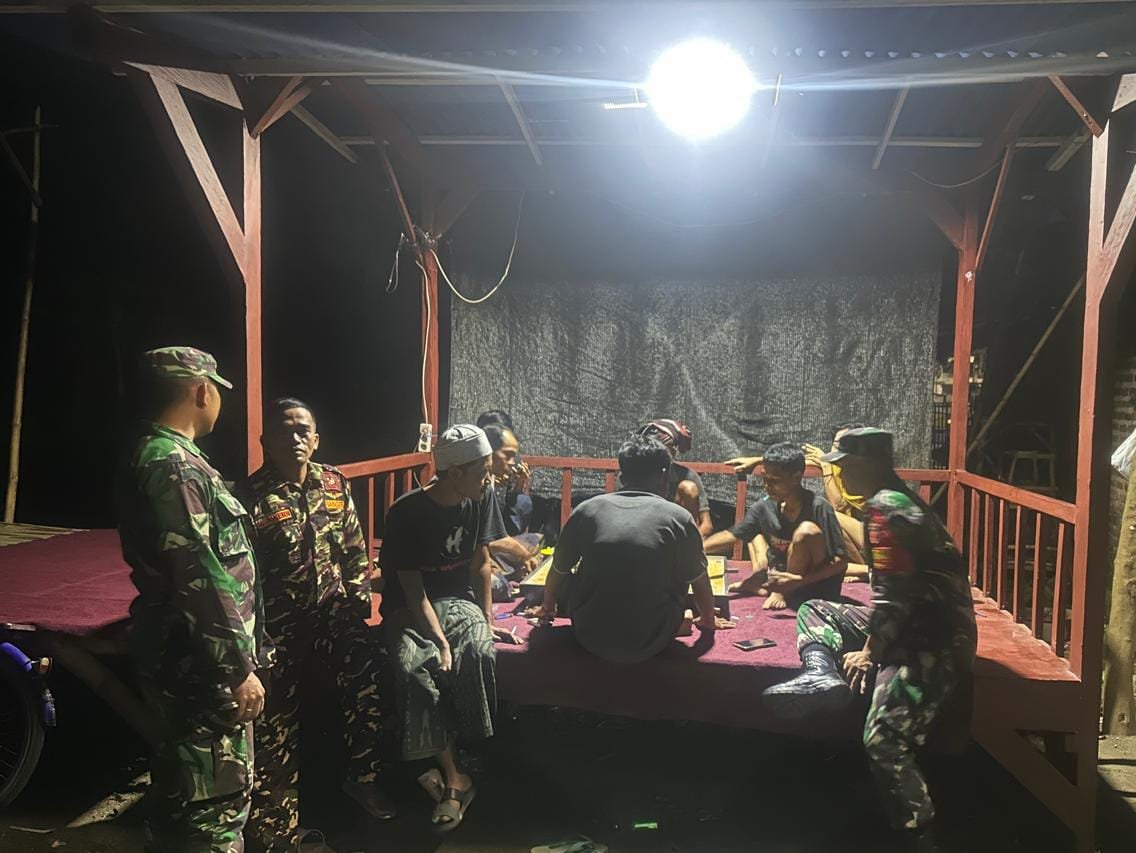 Babinsa Koramil 0819/14 Gondang Wetan melaksanakan kegiatan Patroli siskamling bersama Banser di RT. 01 RW. 03 Desa Kersikan