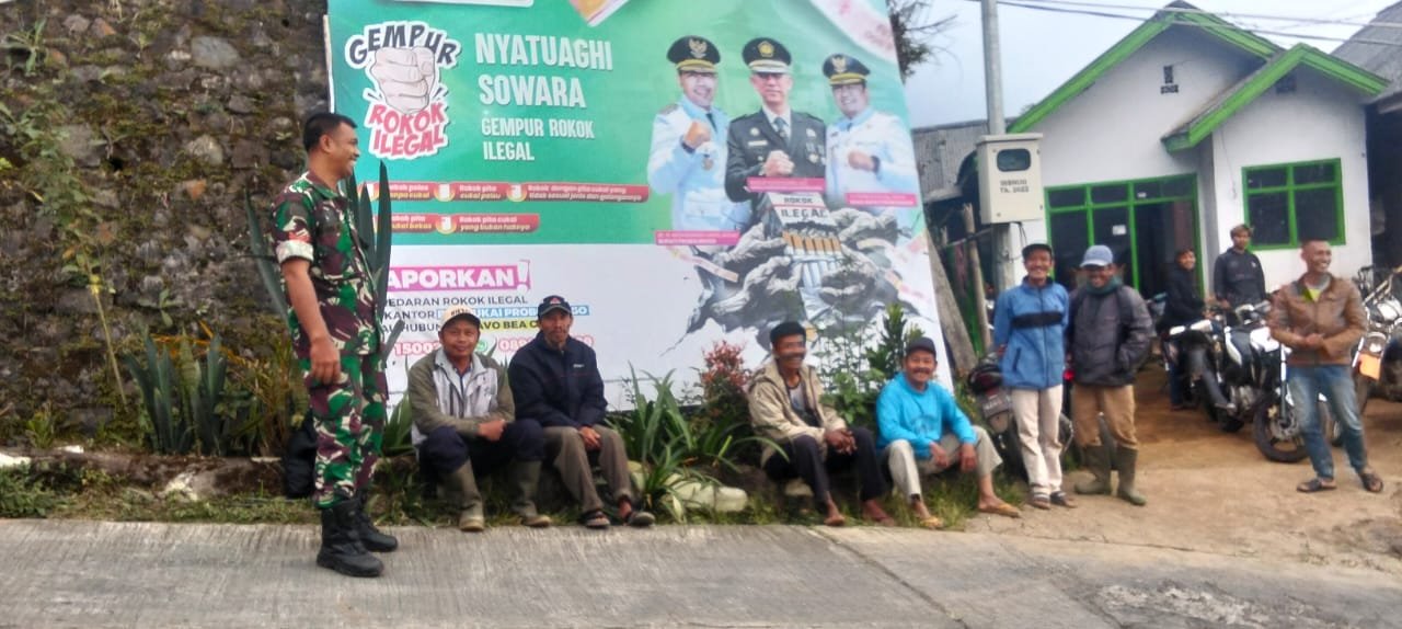 Koramil 0820-09/Lumbang kembali melakukan monitoring yang dikemas dalam Komsos di Dusun Tersono, Desa Sapih