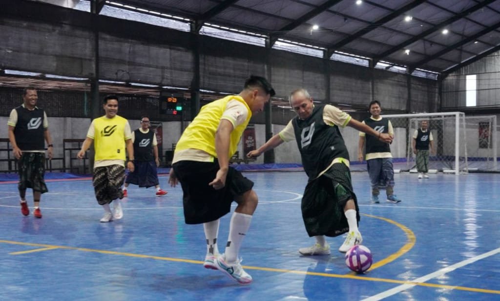 kegiatan Futsal Sarungan yang digelar di lapangan King Futsal, Desa Warungdowo, Kecamatan Pohjentrek,