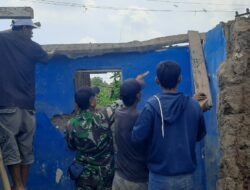 Babinsa Koramil 09/Lumbang Ikut Kerja Bakti Bedah Rumah di Dusun Krajan