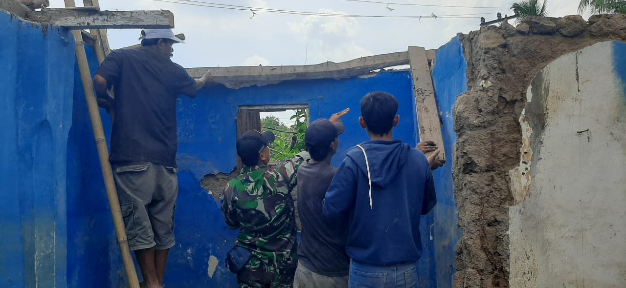 Babinsa Koramil 0820-09/Lumbang bersama warga Dusun Krajan, Desa Lumbang, bergandengan tangan melaksanakan kegiatan kerja bakti bedah rumah