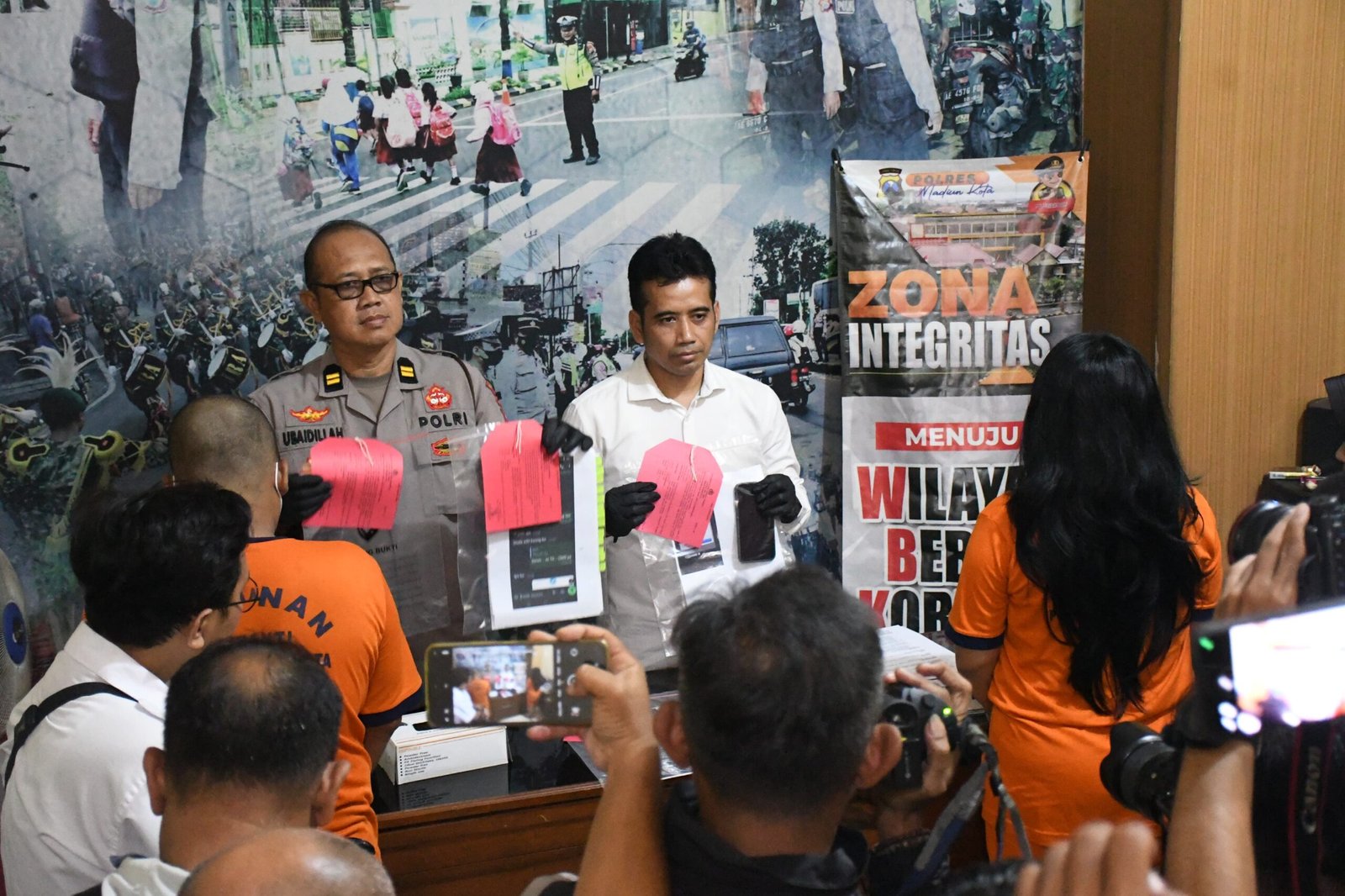 Kasi Humas Polres Madiun Kota Iptu Ubaidilah bersama Kasat Reskrim