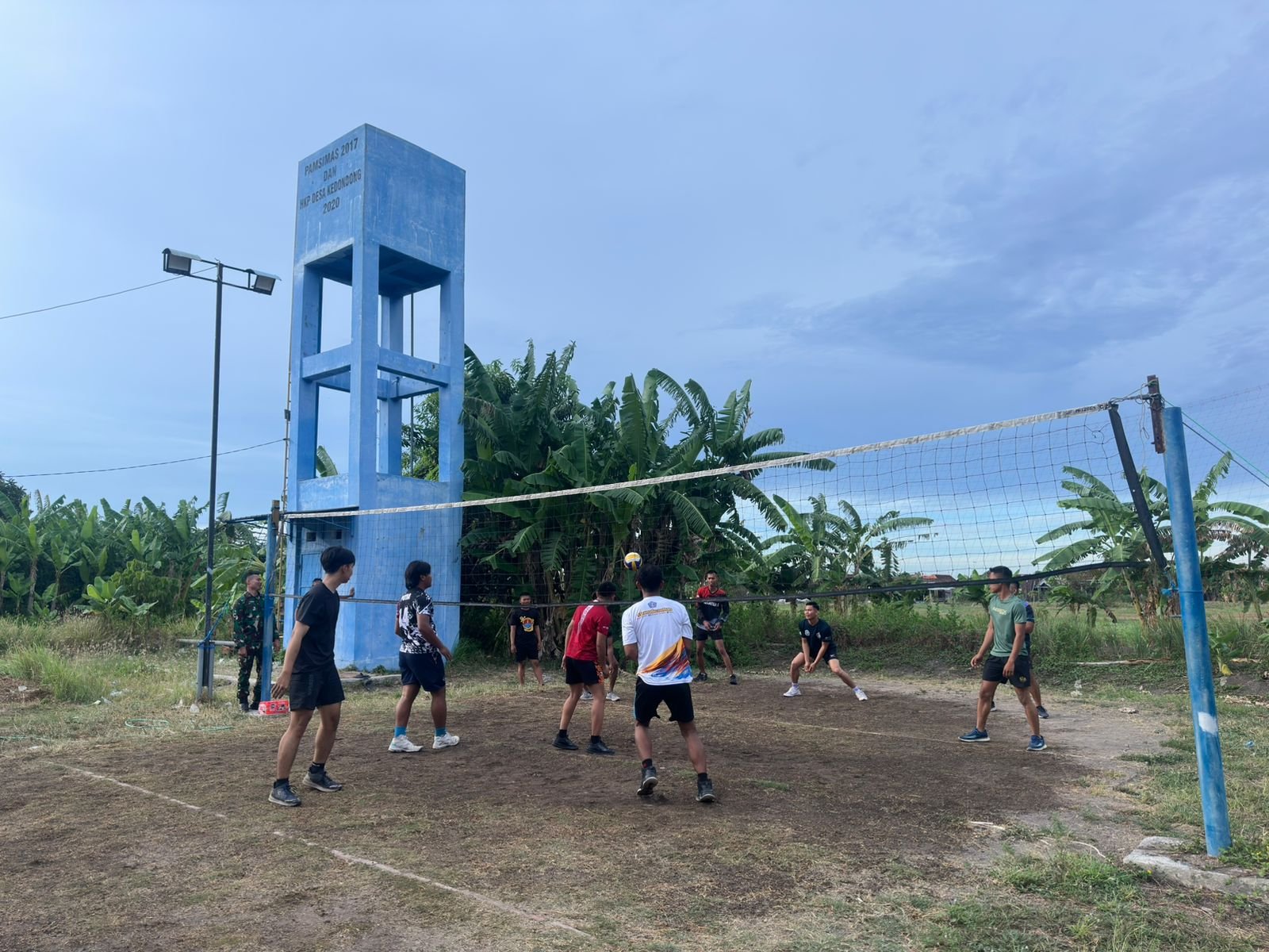 Satgas TNI Manunggal Membangun Desa (TMMD) ke-126 Kodim 0816/Sidoarjo menggelar kegiatan olahraga bersama voli dengan pemuda Karang Taruna Desa Kedondong