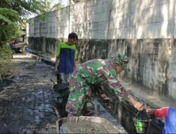 Cegah Banjir Saat Musim Hujan, Babinsa Gempol dan Warga Gotong Royong Normalisasi Saluran Air
