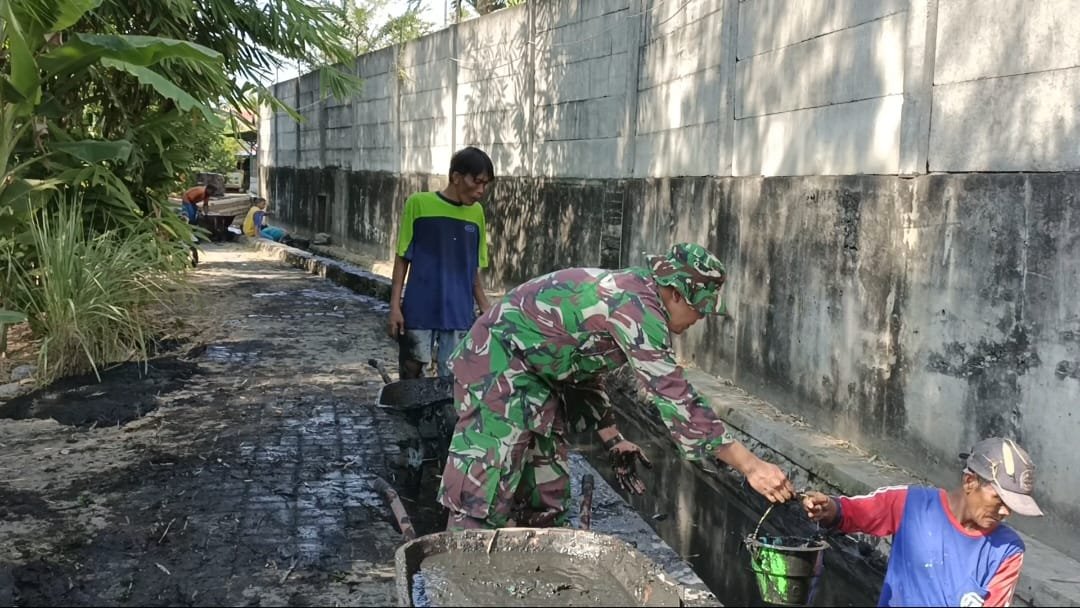 kegiatan kerja bakti normalisasi saluran pembuangan air (selokan) yang berada di pinggir jalan pemukiman warga