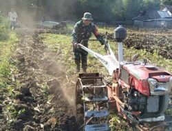 Serka Agus Budiono Bantu Petani Klenang Lor Siapkan Lahan Jagung untuk Musim Tanam