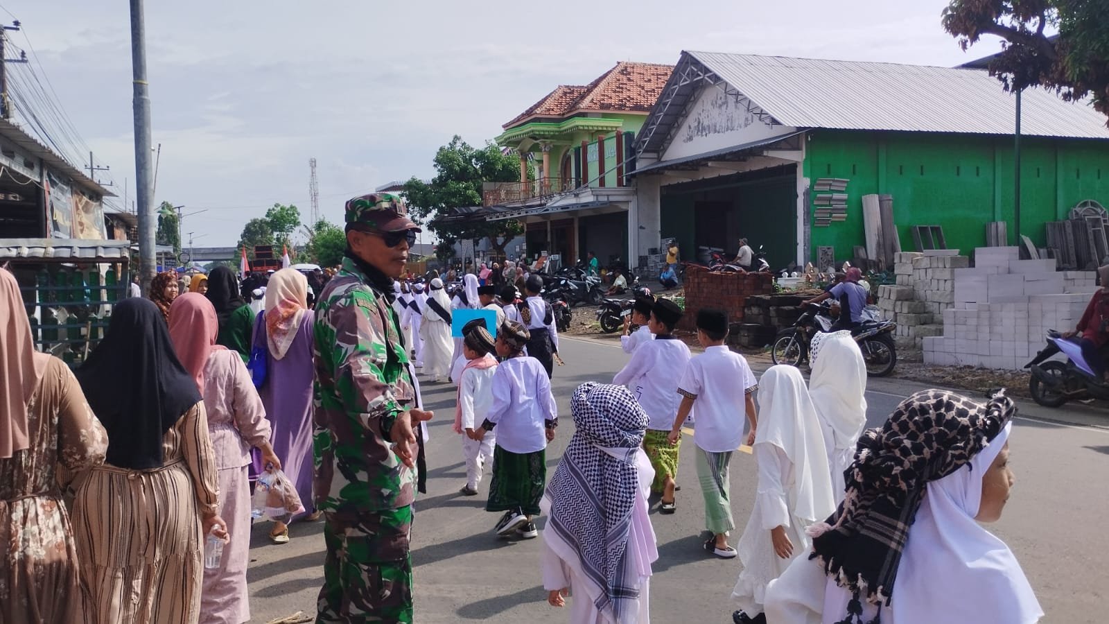 Pengawalan dan pengamanan jalannya kegiatan pawai / kirab memperingati hari santri tahun 2025 Di Desa Sepuh Gembol