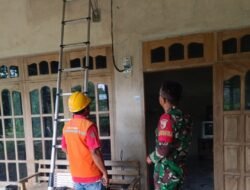 Kodim 0807/Tulungagung, Pemdes Kaligentong, dan PLN Lanjutkan Pemasangan KWH Meter untuk Warga