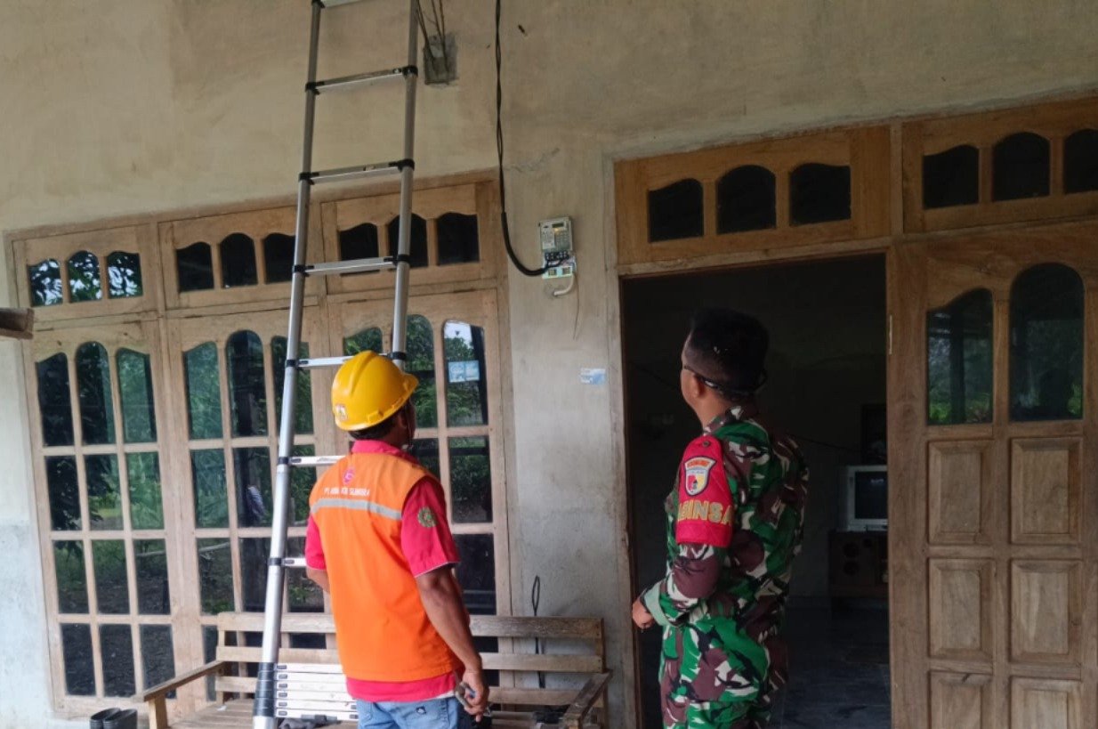 Babinsa Desa Kaligentong, Serda Rico, bersama Pemerintah Desa Kaligentong kembali mendampingi petugas PT PLN (Persero) ULP Ngunut dalam kegiatan pemasangan KWH meter di rumah warga penerima manfaat