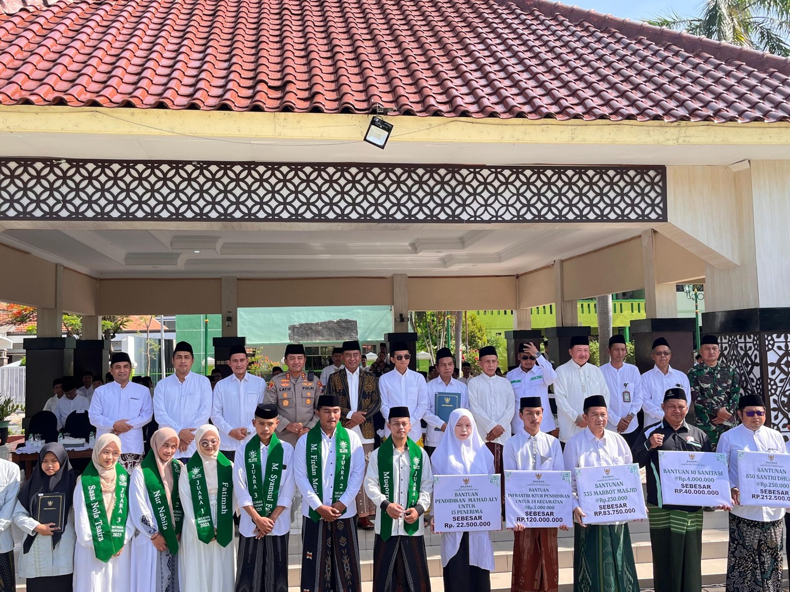 Mayor Kav Edy Surnoto ikut ambil bagian dalam gelaran apel bersama dalam rangka memperingati Hari Santri Nasional (HSN) tahun 2025 di Alun-alun Kota Kraksaan