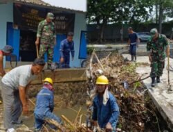 Wujud Peduli Lingkungan, Babinsa dan Warga Gotong Royong Bersihkan Sungai