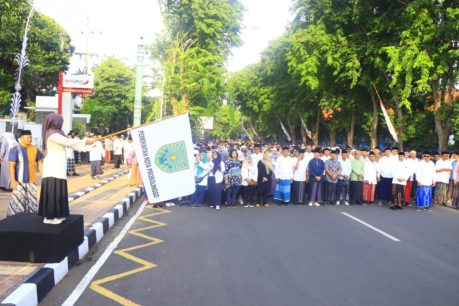 kegiatan jalan santai dalam rangka memperingati hari santri nasional tahun 2025 yang difasilitasi oleh Pemerintah Kota Probolinggo