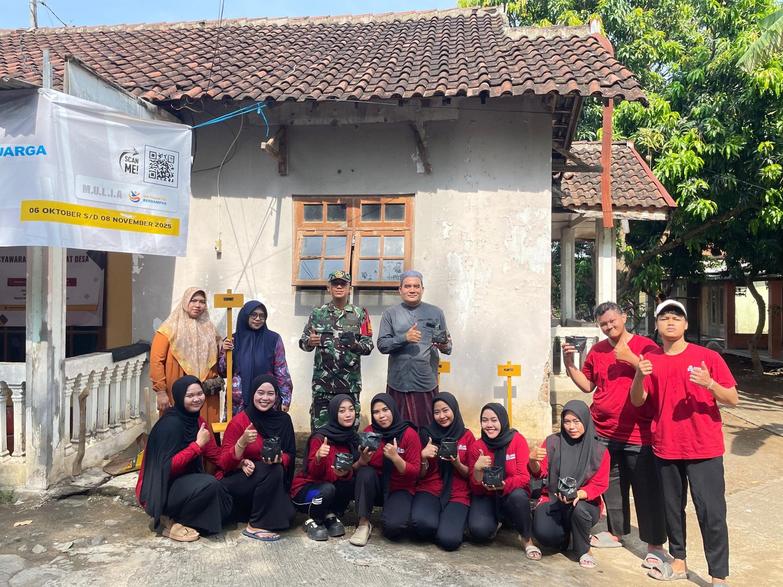 kegiatan penanaman Tanaman Obat Keluarga (TOGA) bersama mahasiswa Universitas Nurul Jadid (Unhasa) di Desa Karangbong