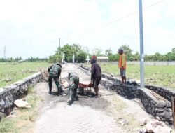 TMMD 126 Kodim 0816/Sidoarjo Ngebut Bangun Plengsengan 150 m di Dusun Kadelesan