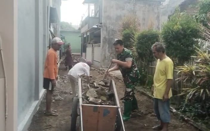Karya Bhakti gotong-royong pemasangan paving block jalan di Dusun Pedes, Desa Lebakrejo