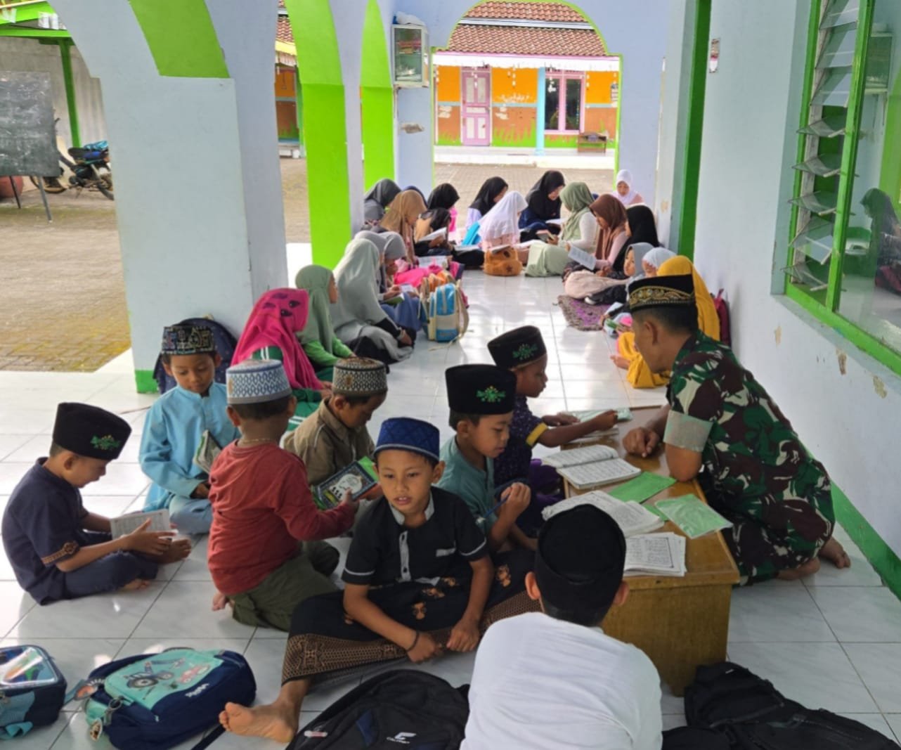 Letda Inf Januari selaku Perwira Bintal KOREM 083/BDJ memberikan bimbingan mengaji kepada para santri dan santriwati di Masjid Al Amin, Dusun Krajan IB,