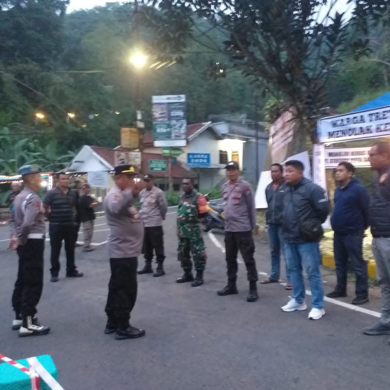 Polsek Prigen bersama unsur TNI, Linmas, dan Karang Taruna melaksanakan apel pengamanan kegiatan panggung hiburan