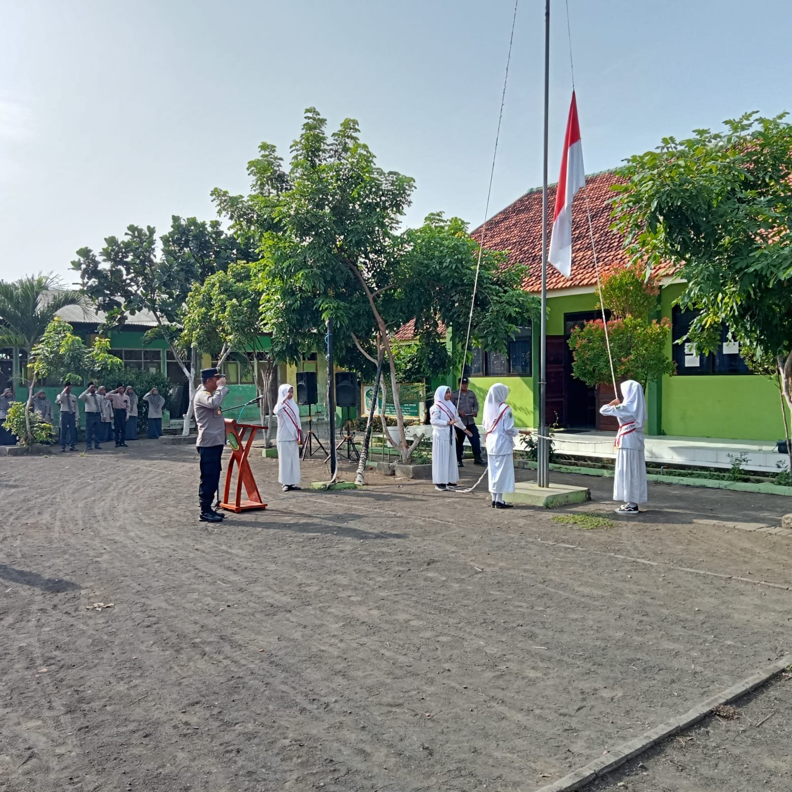 Kapolsek Wonorejo AKP Sugiyanto, S.H. menjadi pembina upacara bendera di Lapangan SMK Al Hidayah, Desa Jatigunting, Kecamatan Wonorejo,