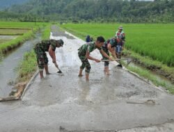 Tingkatkan Ekonomi Warga, Satgas TMMD dan Masyarakat Laksanakan Pengecoran Jalan Usaha Tani