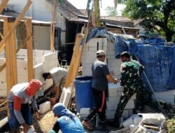 Babinsa Koramil 0820/10 Kuripan Turun Langsung, Komsos dan Patroli Wujudkan Kemanunggalan TNI–Rakyat